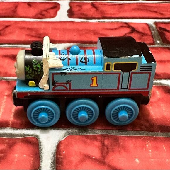 Thomas & Friends Railway wooden magnetic Thomas #1 Train - Picture 5 of 6